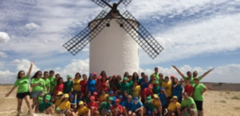Niños y monitores en una parada en Campo de Criptana en el viaje de vuelta a Cuéllar. / C. N.