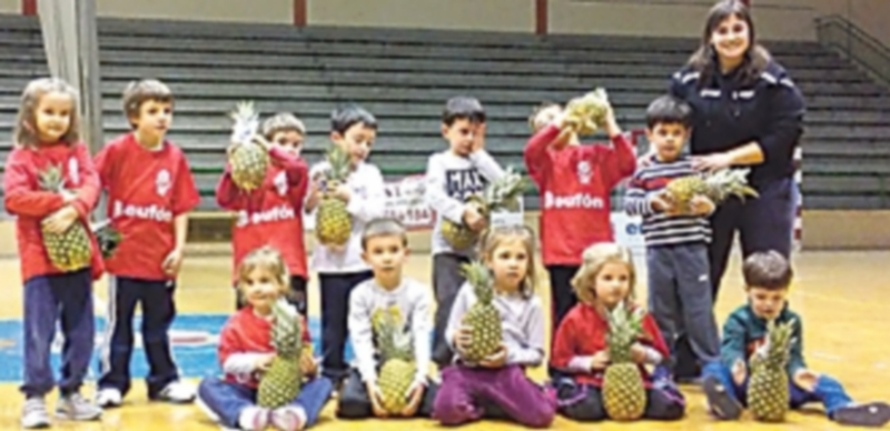 Canastas y deporte para todos los públicos 1 La Escuela de Babies del Club también participó en el ‘Torneo Navideño de la Pi’ña y atrajo a numeroso público. / C. N.