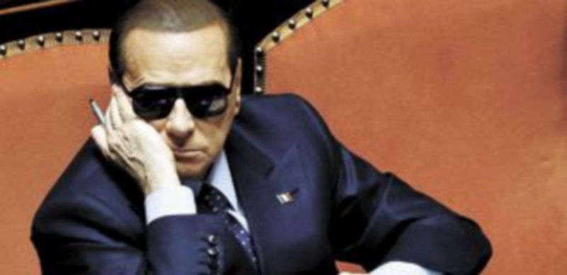 El exprimer ministro Silvio Berlusconi atiende con gesto desinteresado en el Senado. / Remo Casilli (Reuters)