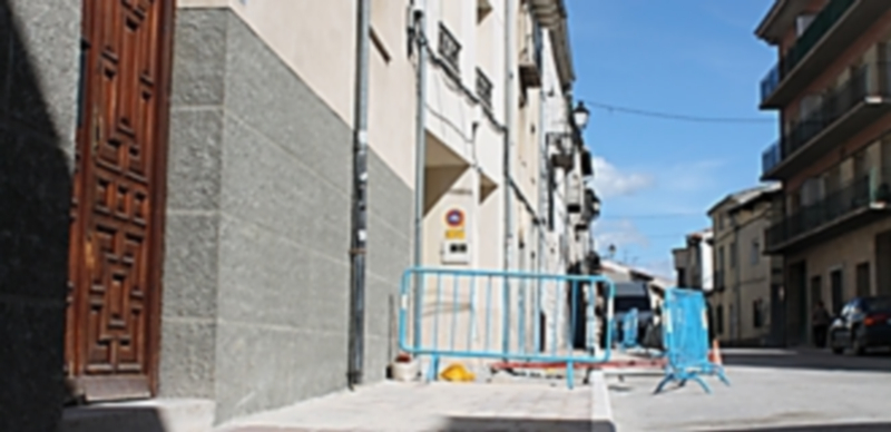 Reconstrucción de las aceras en la calle Segovia. / Chantal Núñez