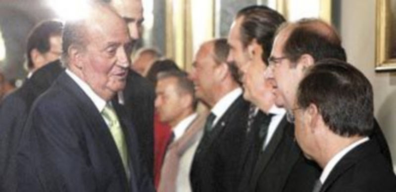 El presidente ve estricto el límite de déficit autonómico 1 El Rey Juan Carlos saluda al presidente del Ejecutivo castellano y leonés a su llegada al edificio del Senado