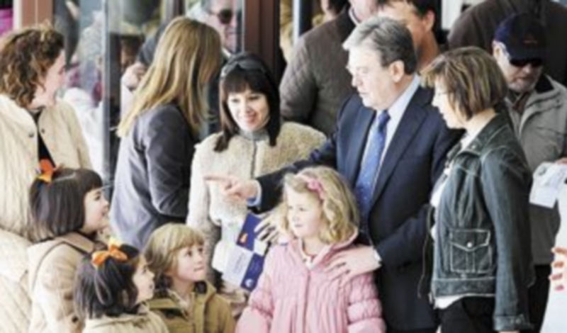 Fernández Santiago (2 d) recibe a los visitantes. / Fotos: M.C. (Ical)