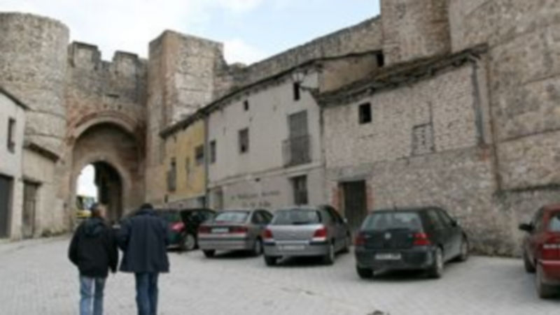 El derribo de estas viviendas permitirá que el arco y la muralla se puedan apreciar. /Gabriel Gómez