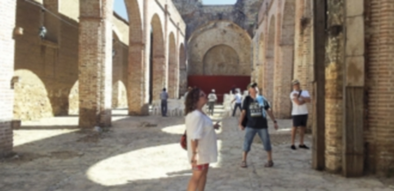 Los tres ediles de la delegación cuellarana durante su visita a la iglesia de San Sebastián./El Adelantado