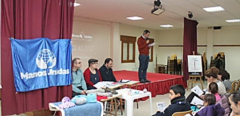 Exposición de los objetivo de la campaña de Manos Unidas 2015. / C. N.