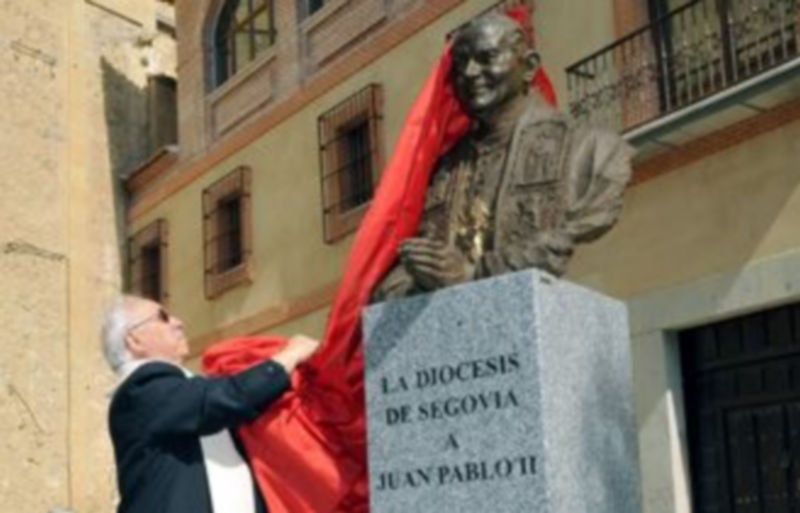 El obispo descubre la figura de Juan Pablo II plasmada en el busto con el que Segovia recuerda al papa fallecido. / Juan Martín.