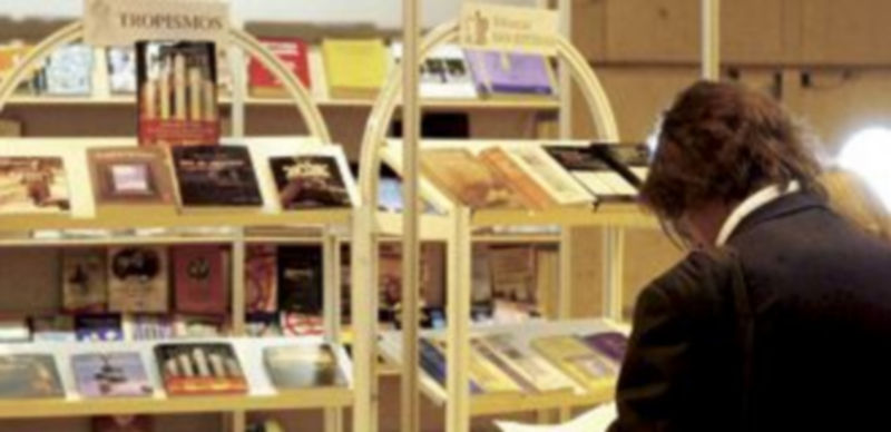 Un aficionado ojea algunos volúmenes en el expositor del Gremio de Editores de Castilla y León en la Feria Liber de Madrid
