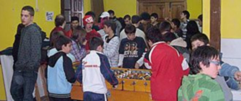 Jóvenes jugando al futbolín en la Casa Joven Carchena. / El Adelantado