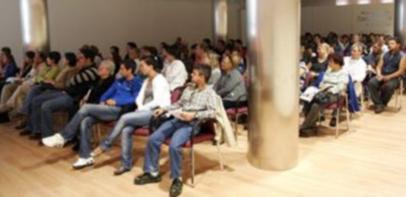 Asistentes a la reunión informativa sobre las viviendas de Niñas Huérfanas celebrada en 2010. / Gabriel Gómez