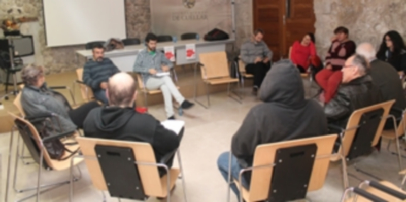 IU aborda en una mesa redonda la “precaria situación estudiantil” 1 Andrés Dueñas expuso datos y charló sobre la situación estudiantil actual con los asistentes./ Chantal Núñez