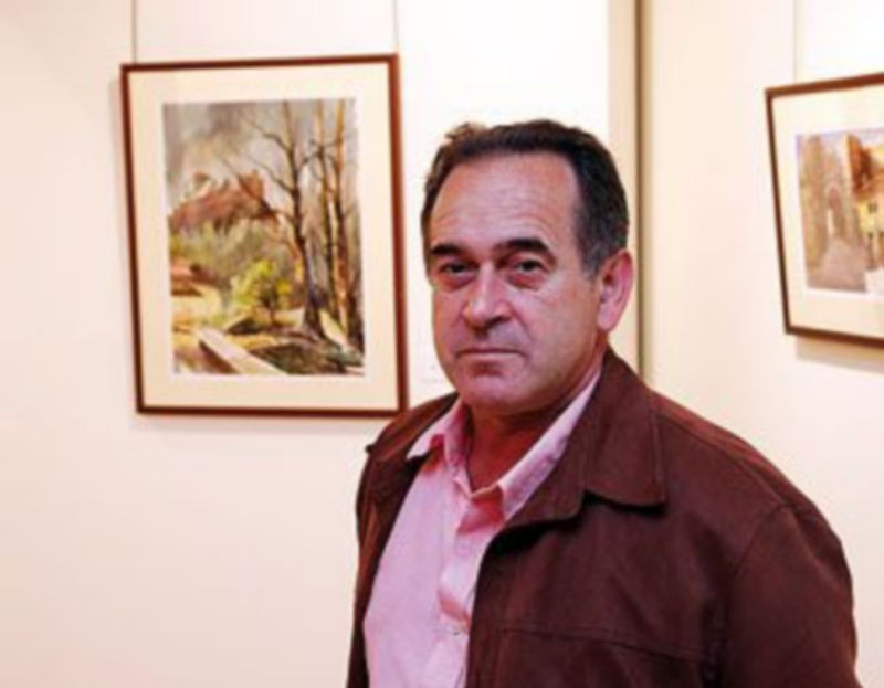 Regidor junto a algunas de las obras que pueden contemplarse en esta exposición./G.G.