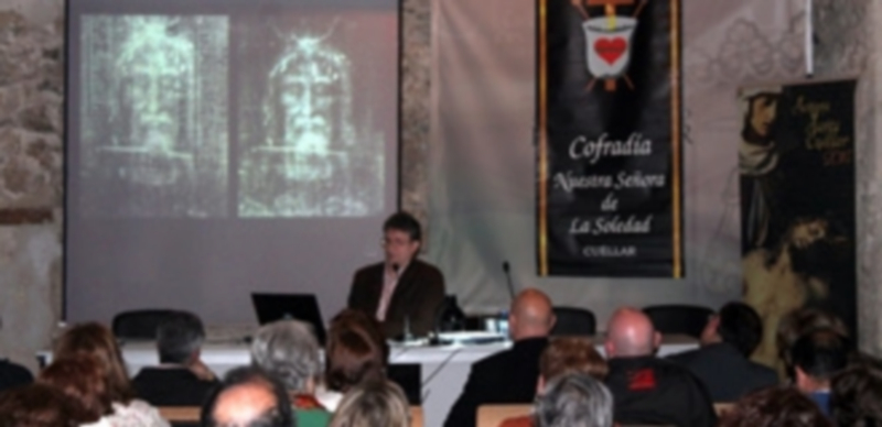 El profesor Cabado ilustró sus explicaciones con impactantes imágenes de las investigaciones.