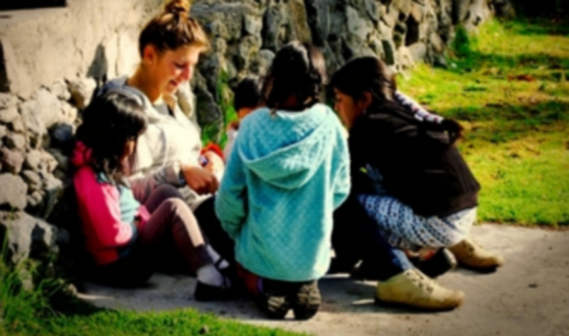 Convocado el plan de voluntariado en Cooperación para el Desarrollo 1 Una voluntaria realiza actividades infantiles con un grupo de niñas durante uno de los viajes de cooperación realizados a Perú. / Agencias