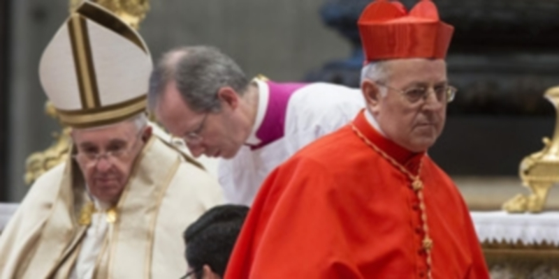 El cardenal Ricardo Blázquez (dcha) recogió la birreta en una ceremonia que contó con la presencia del Papa emérito