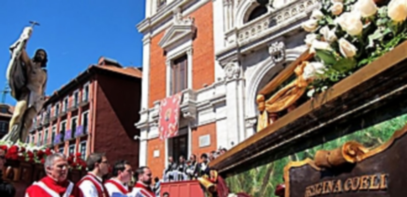 Momento en el que las imágenes de Jesús Resucitado y la Virgen de la Alegría en la Plaza Mayor de Valladolid. / Europa Press