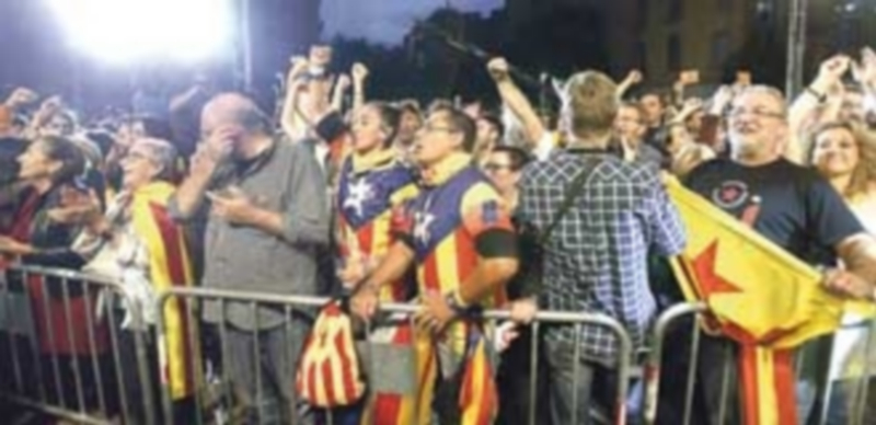 El soberanismo gana en escaños pero no convence a los catalanes 1 Simpatizantes de Junts pel sí sigue el escrutinio de la jornada electoral frente a la sede de la organización