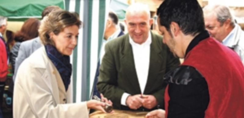 Tejerina reitera que los ganaderos del sector lácteo recibirán las ayudas 1 Isabel García Tejerina(i)