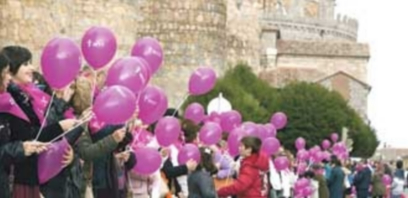 La Junta promoverá la detección de cáncer de mama en el medio rural 1 Con motivo del Día Mundíal contra el Cáncer de Mama se celebraron diversos actos solidarios en Castilla y León. / EFE