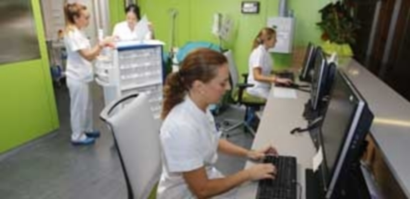 Los enfermeros critican el cierre de camas en los hospitales de la región 1 El sindicato señala que la decisión tiene “consecuencias muy graves” en las condiciones laborales y profesionales. / Europa Press