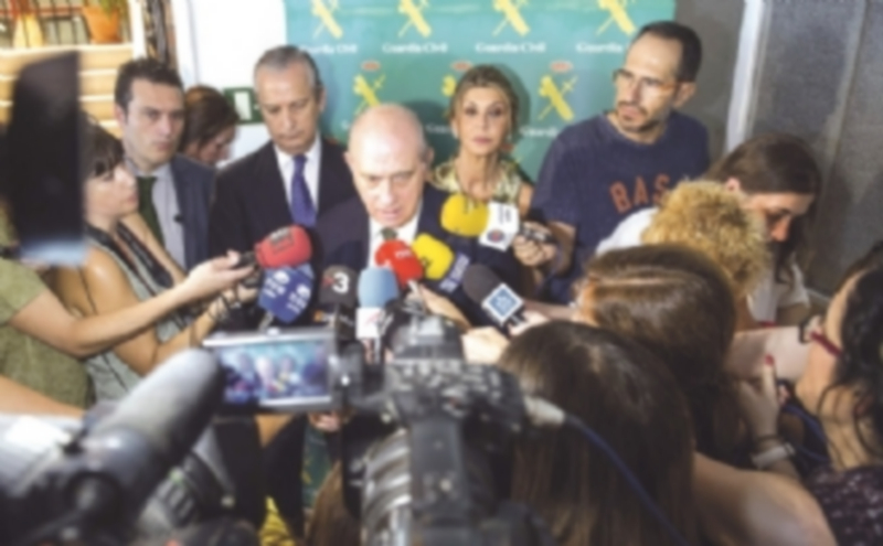 Fernández Díaz anunció la desarticulación de la primera agrupación femenina terrorista localizada en España. / EFE