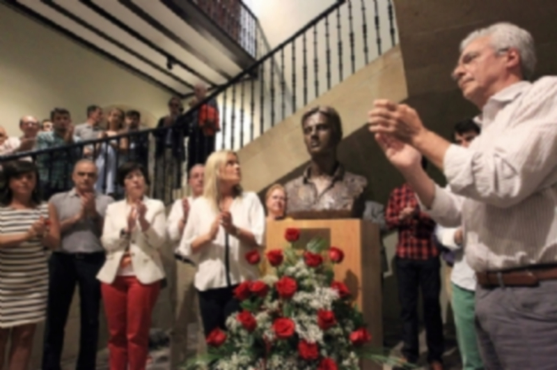 La Asociación de Victimas de ETA durante la ofrenda floral de ayer ante el busto del concejal del PP en Ermua. / EFE
