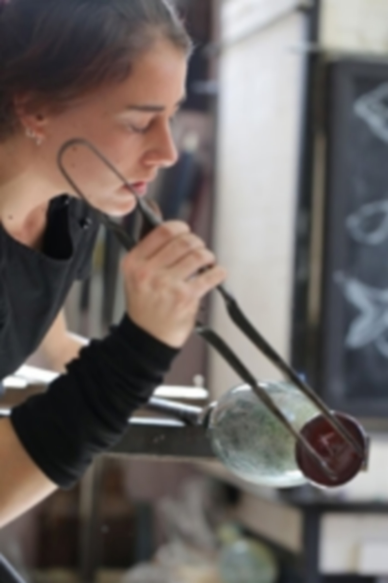 Una joven artesana durante la realización de un trabajo sobre vidrio. / E.P.