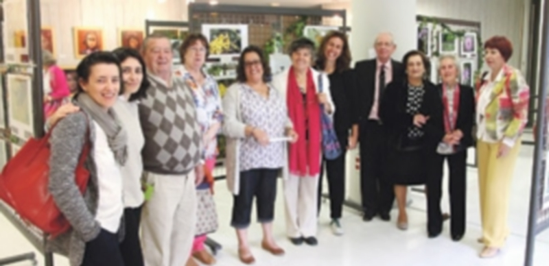 La concejala de cultura junto a algunos visitantes a la exposición y representates de ‘La Plaga’. / Chantal Núñez.