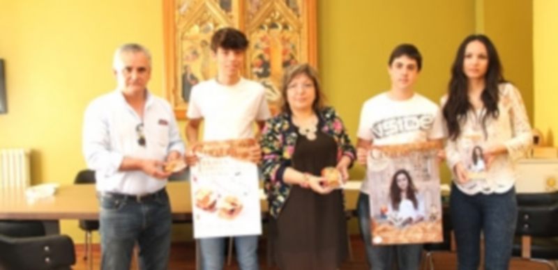 Autores del cartel de la Feria del Libro junto a la concejala Sonia Martín y el regente de uno de los establecimientos participantes de la Feria Gastronómica. / C. Núñez