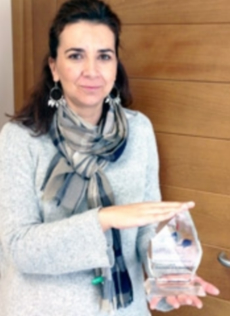 Marta Madroño con su premio a la Innovación Fundación Personas. / El Adelantado