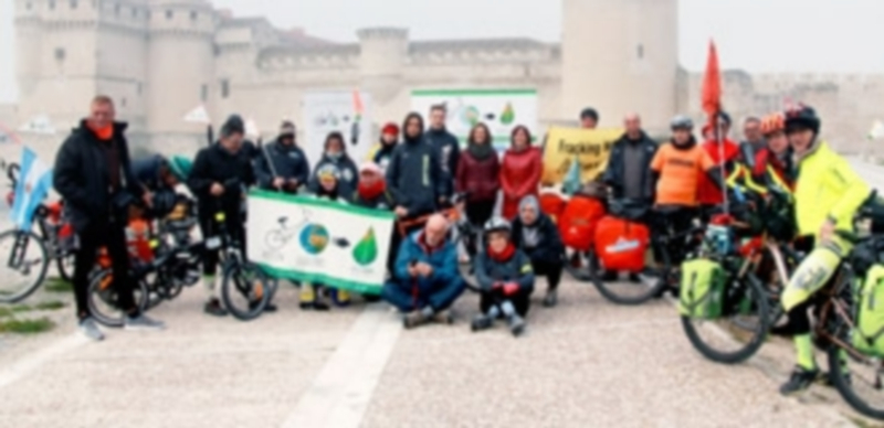 Ciclistas de la ‘Marcha Soluciones’ a su paso por Cuéllar