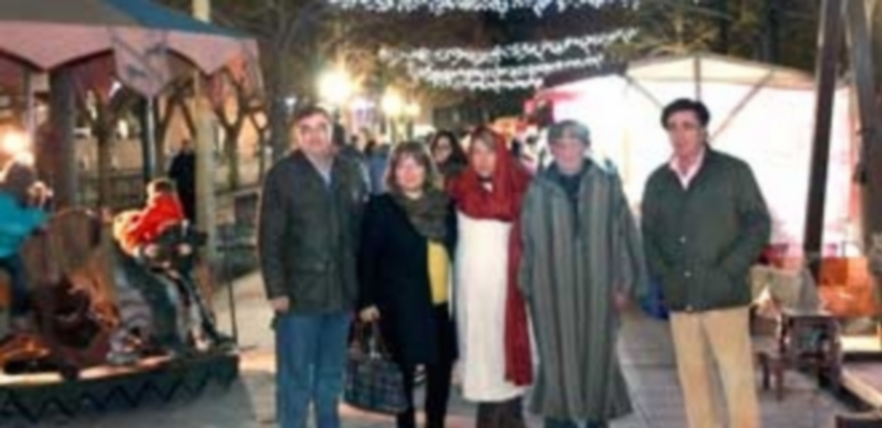 Concejales y alcalde junto a dos comerciantes a la entrada del mercado navideño. / C.N.