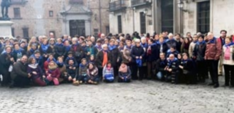 Foto del grupo de 103 personas que viajó a Madrid con la Asociación Cultural de Belenistas de Cuéllar. / El Adelantado