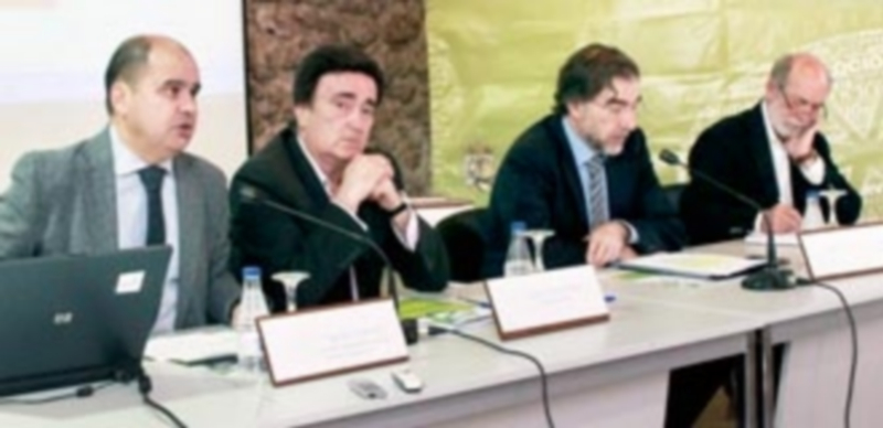 Ignacio Santos (izquierda) fue el encargado de abrir la jornada hablando de la situación actual de los transportes. / C. Núñez