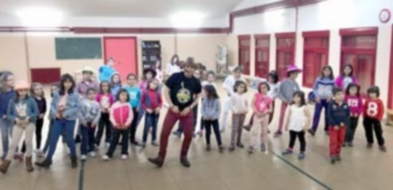 Una de las clases de country line que se han impartido en el colegio. / C. Núñez