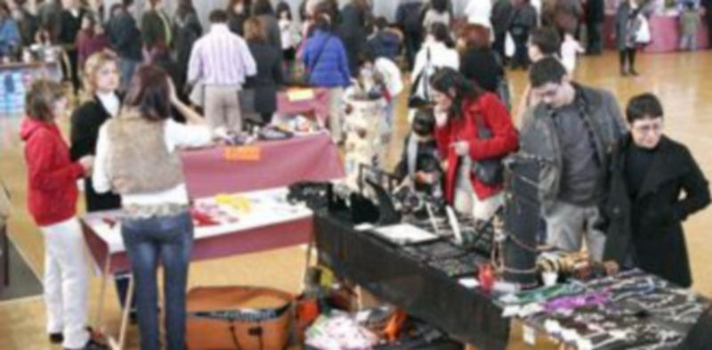 Centenares de personas pasan cada año por el polideportivo municipal en esta actividad de la ACC. /Gabriel Gómez