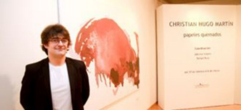 ´El artista segoviano junto a una de las obras que pueden verse en su exposición en Cronista Herrera. /Gabriel Gómez