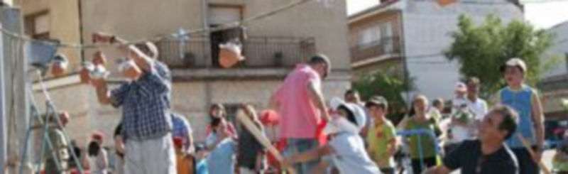 Los niños podrán volver a disfrutar rompiendo los tradicionales botijos en la tarde del sábado./Gabriel Gómez