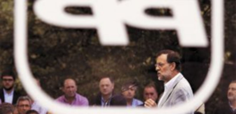El presidente del PP se dirigió desde tierras gallegas a la plana mayor de su partido en un momento crucial para su grupo y el país. / Salvador Sas (Efe)