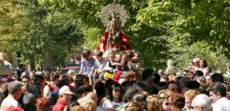 Miles de personas acuden cada año a la popular Romería de El Henar./ Gabriel Gómez