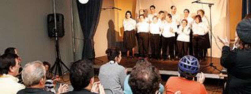 Una de las actuaciones d elos usuarios del centro. /GABRIEL GÓMEZ