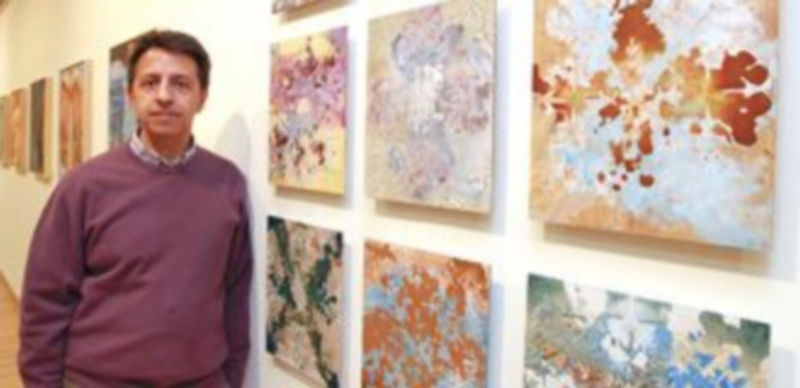 Mariano Carabias junto a algunas de las obras que muestra en esta exposición. / Gabriel Gómez.