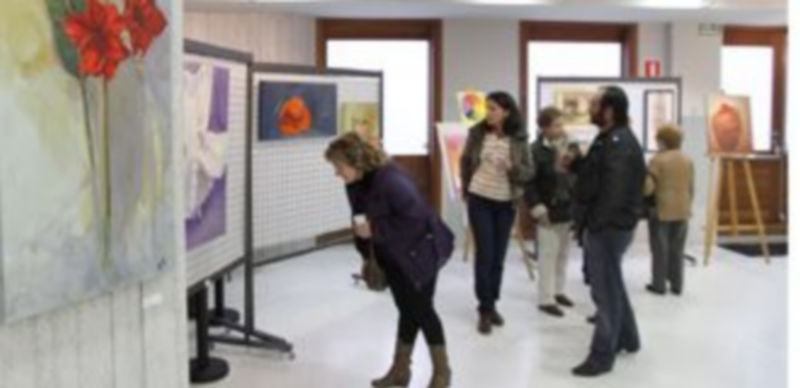 Visitantes durante la inauguración de la exposición del grupo de pintura Carchena. / Gabriel Gómez