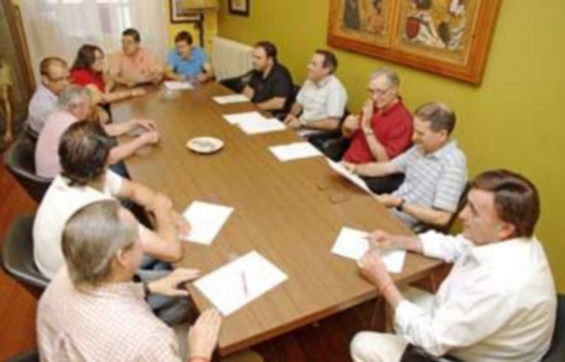 Un momento del encuentro mantenido esta semana en la sala de comisiones del Ayuntamiento./ Gabriel Gómez