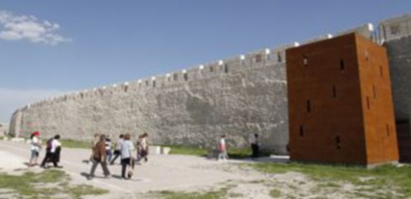 El recorrido por el adarve de la muralla se sumó al resto de recursos turísticos del municipio./ Gabriel Gómez