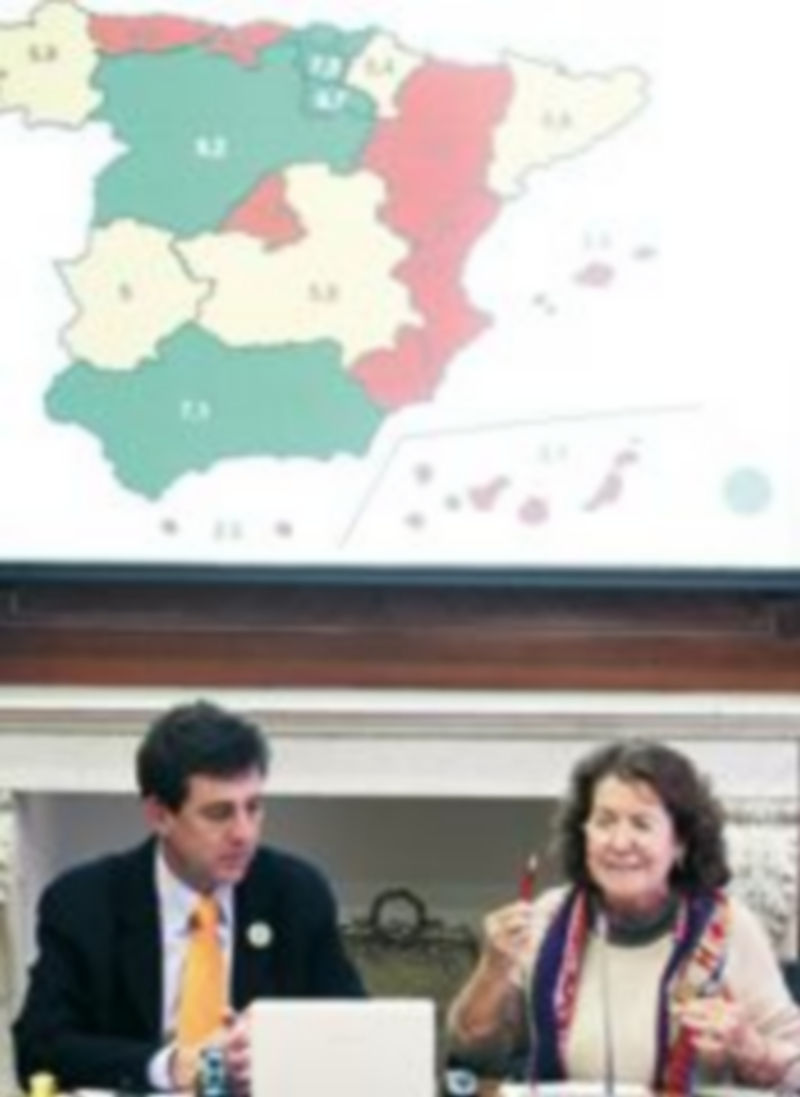 La Comunidad lidera la gestión de la dependencia con un sobresaliente 1 Ramírez (i) y De las Heras presentan el dictamen del Observatorio. / Ical