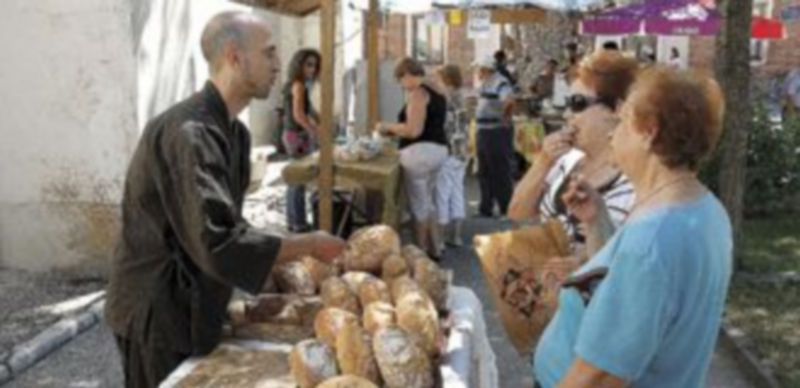 El pan ecológico de Montemayor de Pililla fue uno de los productos más demandados en la mañana de ayer./ Gabriel Gómez