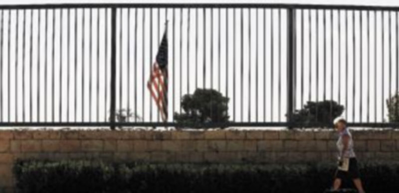 Una mujer pasea por delante de la embajada estadounidense en Tel Aviv. / Reuters