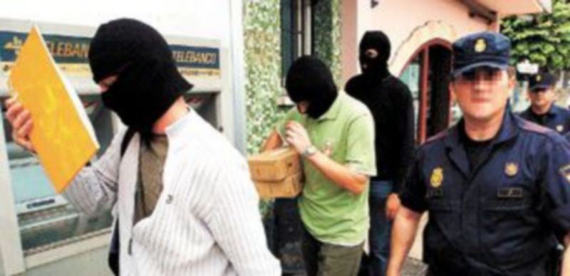 Agentes de la Policía Nacional salen del bar Faisán de Behobia (Irún)