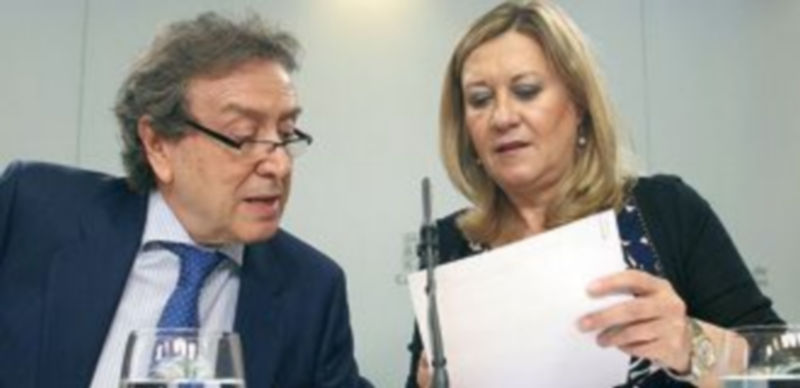 José Antonio de Santiago-Juárez y Pilar del Olmo tras el consejo de Gobierno. / Rubén Cacho (ICAL)