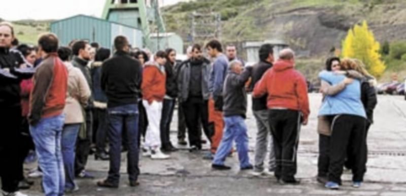 Vuelta al tajo en la mina de la tragedia 1 Familiares y amigos de los fallecidos a la puerta del Pozo Emilio el día del accidente